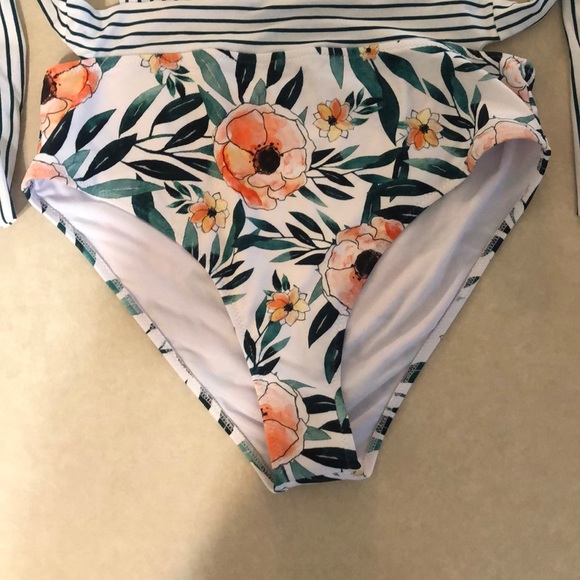 Swimsuit - Picture 2 of 8